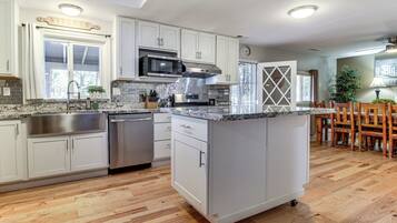 House (5 Bedrooms) | Interior