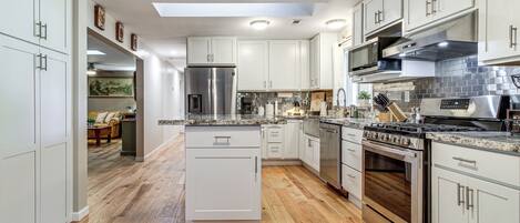 House (5 Bedrooms) | Interior