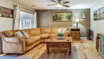 House (5 Bedrooms) | Interior