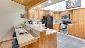 Căn hộ (3 Bedrooms) | Bếp riêng | Lò vi sóng, lò nướng, bếp nấu, máy rửa bát