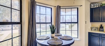 4 Mi to Joe Pool Lake: Home in Grand Prairie