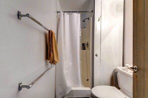 Apartment (3 Bedrooms) | Bathroom