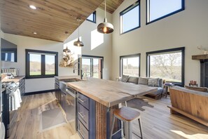 House (3 Bedrooms) | Interior - Large Home w/ Land in Prairie Farm! (Prairie Farm)
