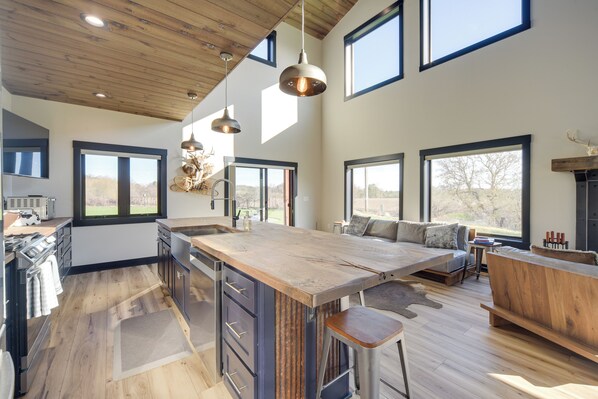 House (3 Bedrooms) | Interior