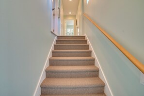 Interior - Bellevue Abode: Balcony, 13 Mi to Downtown Seattle (Bellevue)