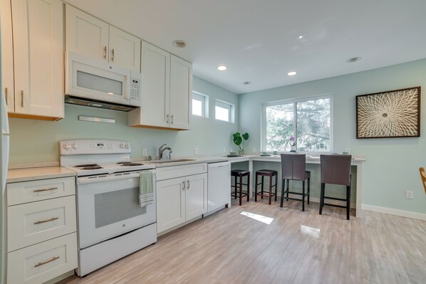 Apartment (3 Bedrooms) | Interior - Bellevue Abode: Balcony, 13 Mi to Downtown Seattle (Bellevue)