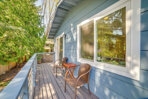 Interior - Bellevue Abode: Balcony, 13 Mi to Downtown Seattle (Bellevue)