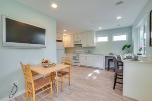 Apartment (3 Bedrooms) | Interior - Bellevue Abode: Balcony, 13 Mi to Downtown Seattle (Bellevue)