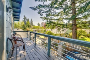 Apartment (3 Bedrooms) | Front of property - Bellevue Abode: Balcony, 13 Mi to Downtown Seattle (Bellevue)