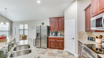 House (3 Bedrooms) | Interior