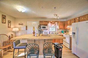 Interior - Pet-friendly Home w/ Grill & Farm in Meadowview! (Meadowview)