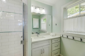 Bathroom - Sleek Waterfront Cottage in Newport w/ Kayaks! (Newport)