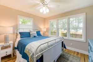 3 soverom, skrivebord for bærbar PC og sengetøy