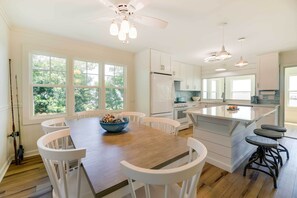 Dining - Sleek Waterfront Cottage in Newport w/ Kayaks! (Newport)
