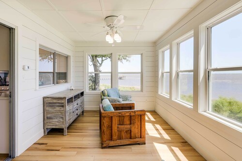 Sleek Waterfront Cottage in Newport w/ Kayaks!