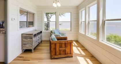 Sleek Waterfront Cottage in Newport w/ Kayaks!