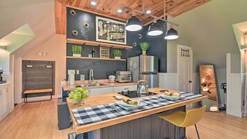 Apartment (0 Bedroom) | Private kitchen | Microwave, oven, stovetop, blender
