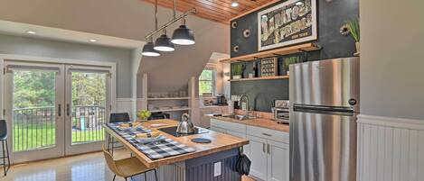 Apartment (0 Bedroom) | Private kitchen | Microwave, oven, stovetop, blender