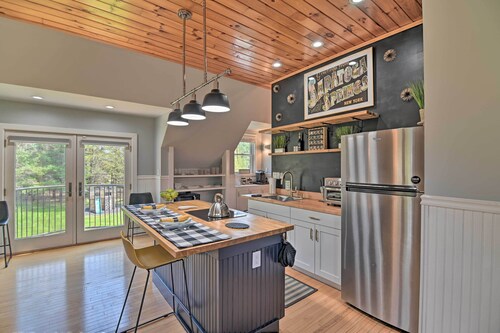 Stylish Studio w/ Fireplace ~ 3 Mi From Dtwn!