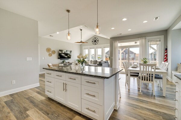 Modern Surf City Beach House W/ Hot Tub! - Surf City, NC