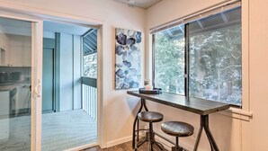 Dining - Cozy Forest Abode in Woodinville Wine Country (Kirkland)