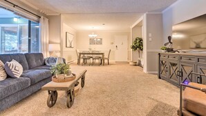TV, books - Cozy Forest Abode in Woodinville Wine Country (Kirkland)