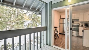 Microwave, oven, stovetop, dishwasher - Cozy Forest Abode in Woodinville Wine Country (Kirkland)