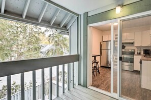 Microwave, oven, stovetop, dishwasher - Cozy Forest Abode in Woodinville Wine Country (Kirkland)