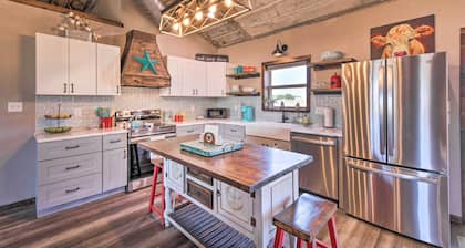 Modern Stephenville Farmhouse: 8 Mi to Dtwn!
