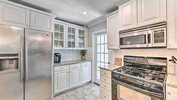 House (4 Bedrooms) | Private kitchen | Microwave, oven, stovetop, dishwasher