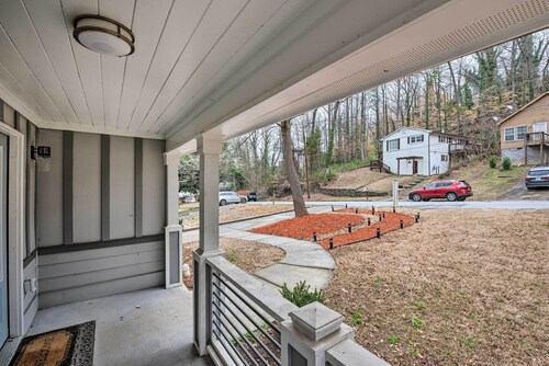 Updated Atlanta Home ~ 3 Mi to Downtown!