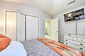 Interior - Walk to Lake: Townhome w/ Hot Tub in Afton! (Afton)