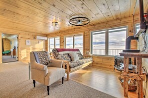 House (5 Bedrooms) | Interior