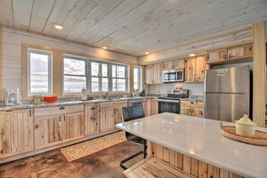 House (5 Bedrooms) | Interior