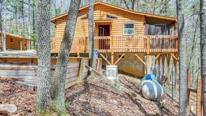 A wooden cabin with a balcony, surrounded by trees. - Stunning Murphy Cabin - 5 Mi to Cherokee Lake! (Murphy)