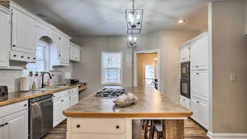 House (5 Bedrooms) | Interior