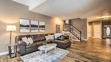 House (5 Bedrooms) | Interior