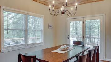 House (5 Bedrooms) | Interior