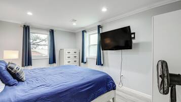 1 kamar tidur, setrika/meja setrika, dan seprai linen