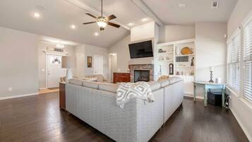 House (3 Bedrooms) | Interior