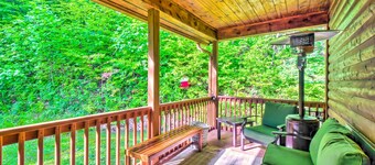 3 Mi to Museums: Smoky Mountains Cabin w/ Deck