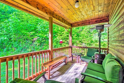 3 Mi to Museums: Smoky Mountains Cabin w/ Deck