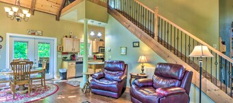 3 Mi to Museums: Smoky Mountains Cabin w/ Deck