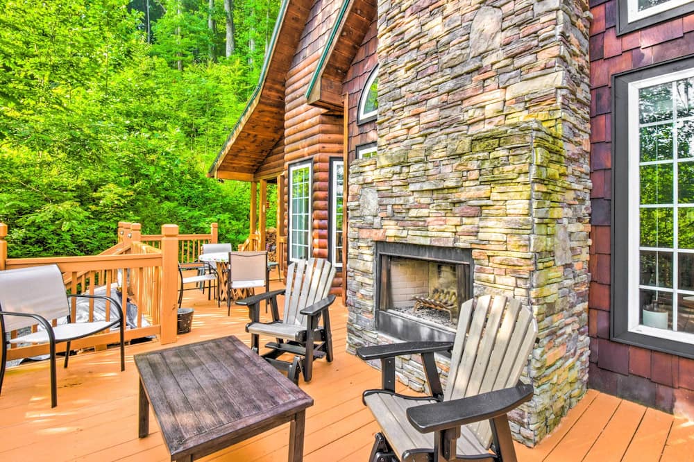 3 Mi to Museums: Smoky Mountains Cabin w/ Deck - Tusquitee, NC