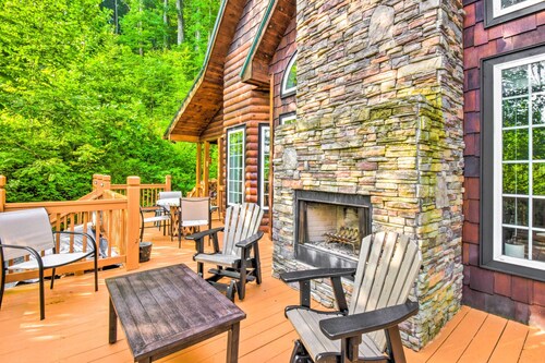 3 Mi to Museums: Smoky Mountains Cabin w/ Deck