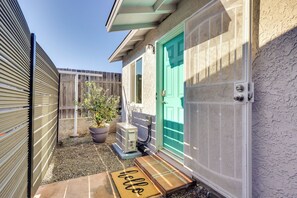 Cottage (1 Bedroom) | Interior - Quiet Carpinteria Cottage By Town & Beaches (Carpinteria)