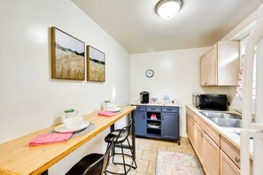 Cottage (1 Bedroom) | Interior - Quiet Carpinteria Cottage By Town & Beaches (Carpinteria)
