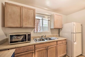 Cottage (1 Bedroom) | Interior - Quiet Carpinteria Cottage By Town & Beaches (Carpinteria)