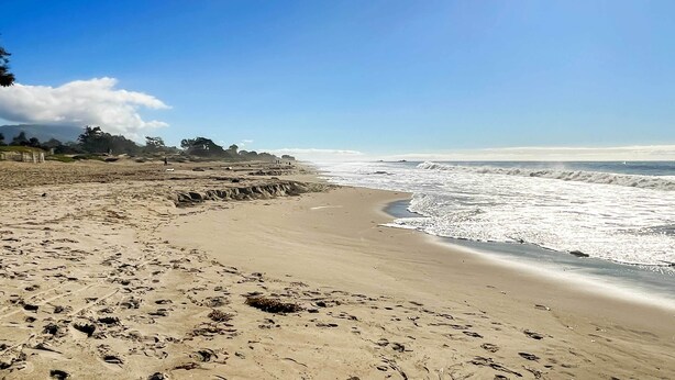 A sandy beach with footprints, a clear sky, and ocean waves. - Quiet Carpinteria Cottage By Town & Beaches (Carpinteria)
