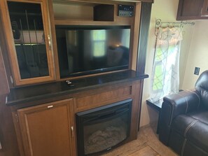 Smart TV, chimenea y estéreo 